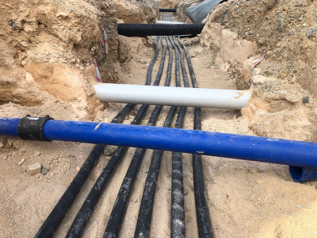 Electric and water pipes in a trench